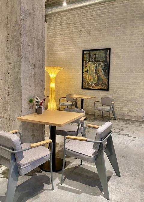 Рядом есть галерея «Буксир», где можно посмотреть картины и взять вкусный кофе. Еще у них прикольные пирожные и можно посидеть на веранде.