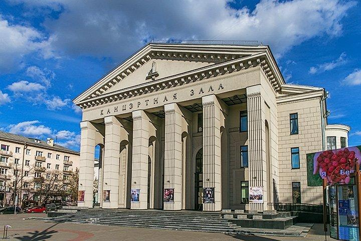  Филармония. <br>
Интересная планировка, чтобы раздеться и войти в зал надо спуститься в подвал и подняться по другой лестнице.<br>
