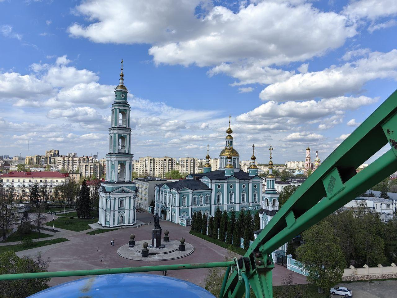 Очень интересный город, есть огромная набережная у воды, приятно погулять. Он под старину.