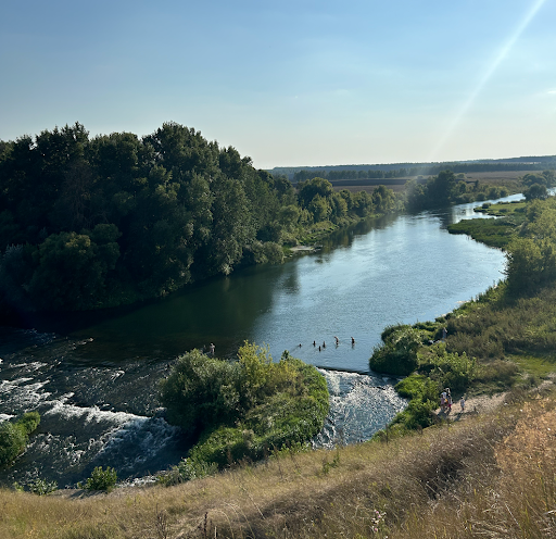 Вид закачаешься, можно посидеть на горе, внизу искупаться в реке Красивая Меча.