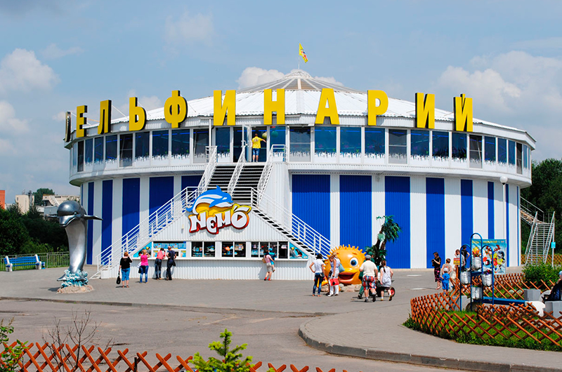 Дельфинарий и зоопарк. <br>
Очень понравился. Особенно чернющий огромный лев. Представление по средам стоит 17.5. При этом, когда покупаешь билет в дельфинарий, можешь пройти в зоопарк бесплатно. Зоопарк оставил негативное ощущение, хотя его явно облагораживают. 