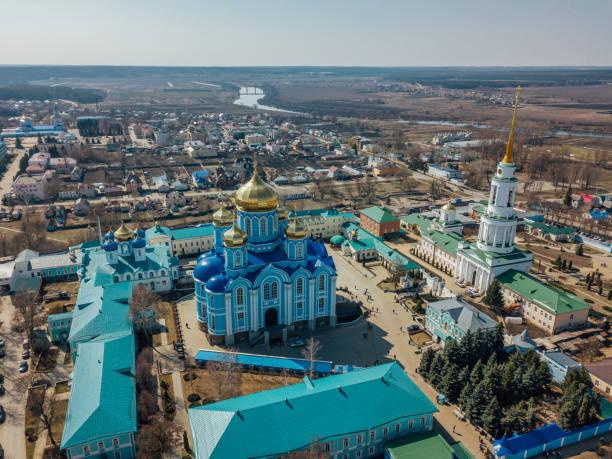 Город монастырей и церквей. Можно посетить по пути на Кудыкину Гору.