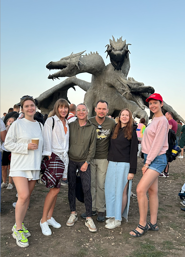 Большое поле, пространство для погулять, есть животные, есть рычащий огнем Змей Горыныч.