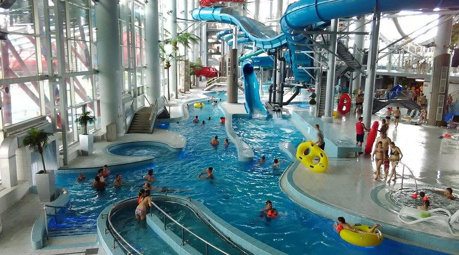 Аквапарк Лебяжий. <br>
Оставил смешанные впечатления, скорее не понравился. Расколотые решетки сливателей, неработающие, как надо джакузи. Холодная вода везде, кроме детского бассейна и тех самых джакузи. Возможно летом здесь хорошо или обязательно брать спа.<br>
