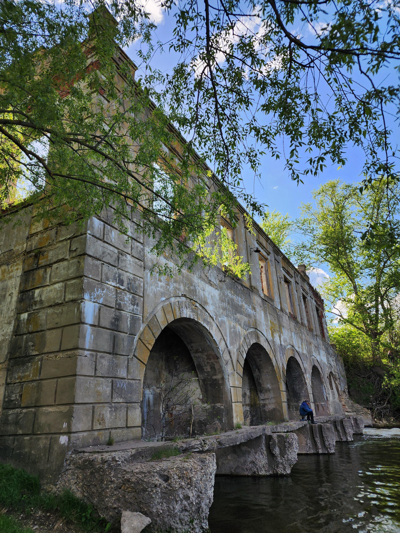 Заброшенная ГЭС, очень красиво.