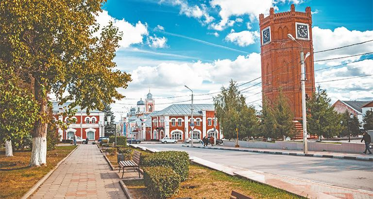 Купеческий город, много церквей, старина и дизайнерские решения.