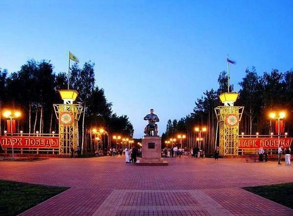 Огромный парк, хоть обгуляйся.