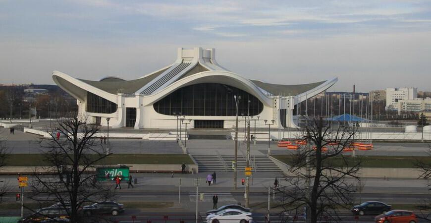 Белэкспо. <br>
Можно залезть в танк, постоять рядом с БелАЗом и даже подоить корову. 