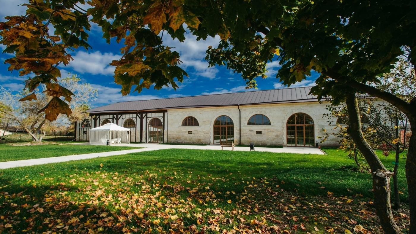 Тут у нас проходят фестивали, можно погулять, попить чай с самоваром. Даже пожить в аутентичной обстановке.