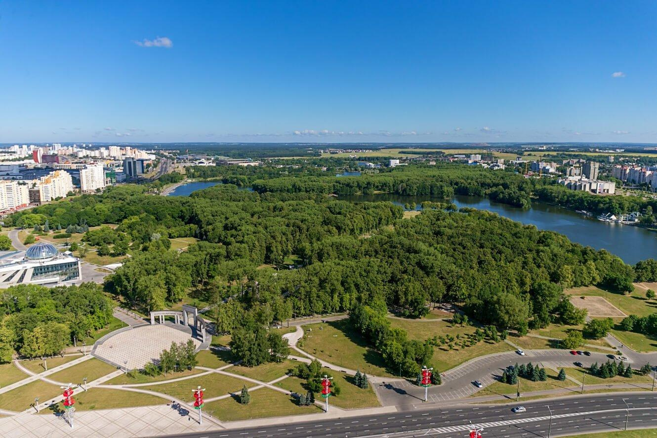 Парк Победы и река Свислочь. <br>
Идеальное место для прогулок. Здесь можно арендовать велосипед.
