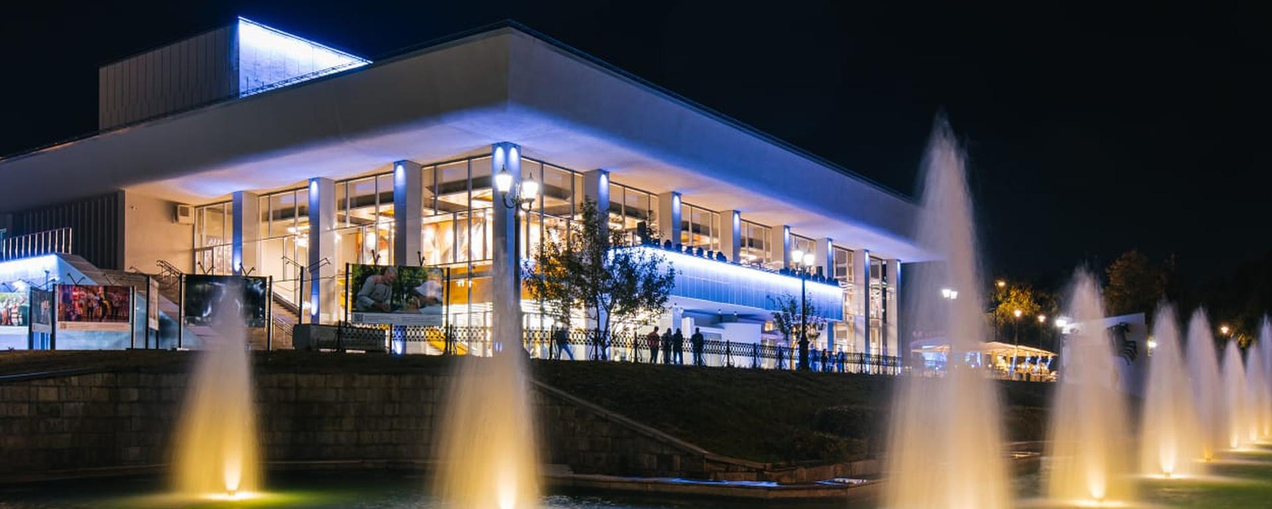 Красивый спуск, можно посидеть на травке, взяв кофе. <br>